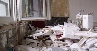 Демонтаж хрущевки в Сестрорецке - удаление старых полов и стен по выгодной цене от 1755 рублей.